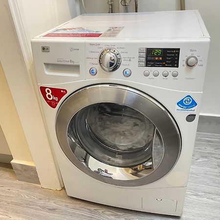 Hometel Digs Morden Comfy Home Can Sleep 11 Leicester Eksteriør bilde