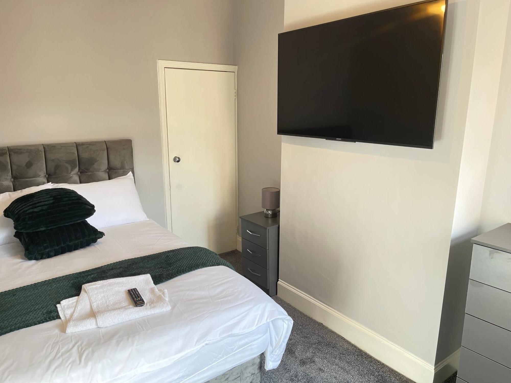Hometel Digs Morden Comfy Home Can Sleep 11 Leicester Eksteriør bilde