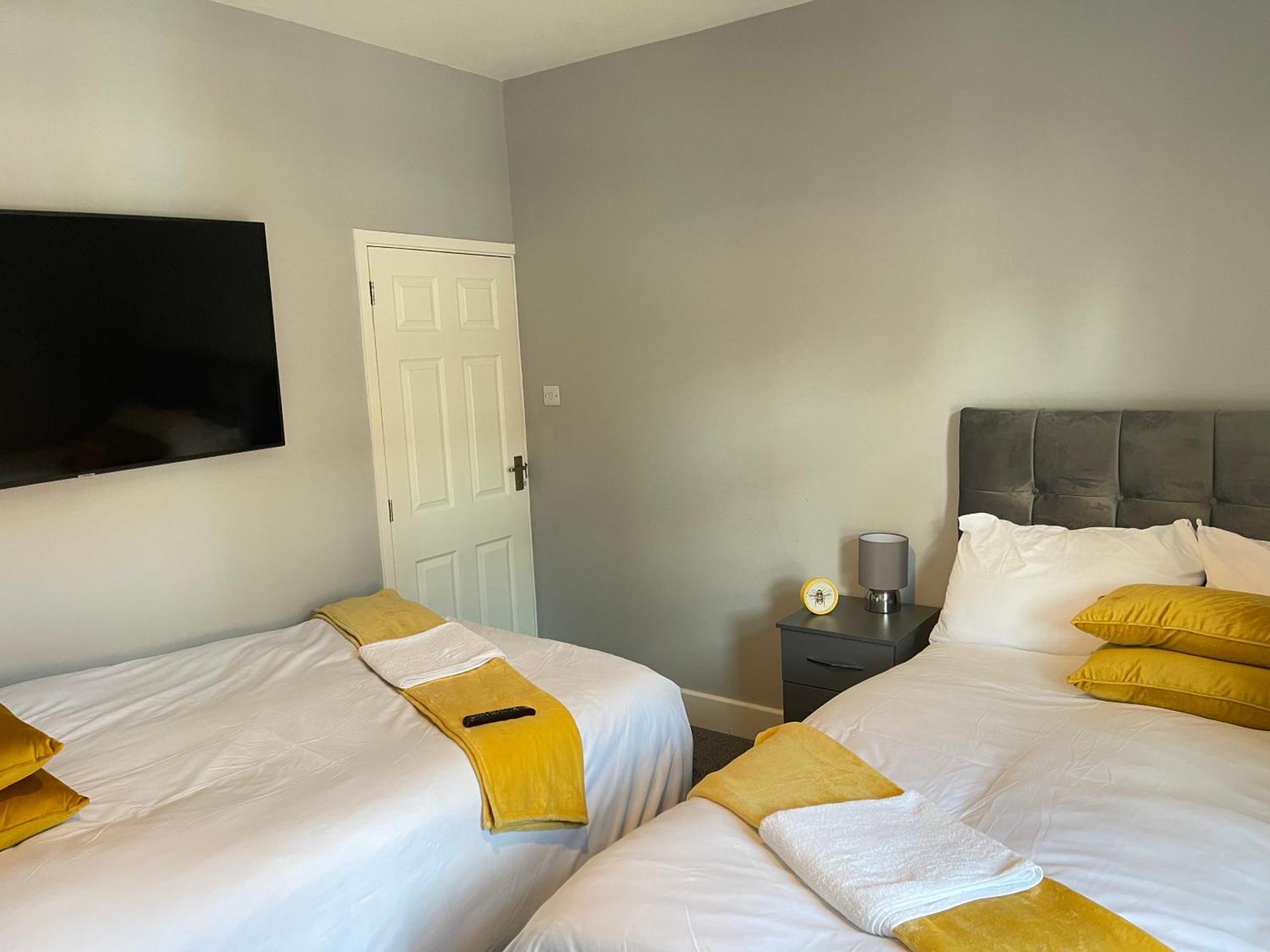 Hometel Digs Morden Comfy Home Can Sleep 11 Leicester Eksteriør bilde